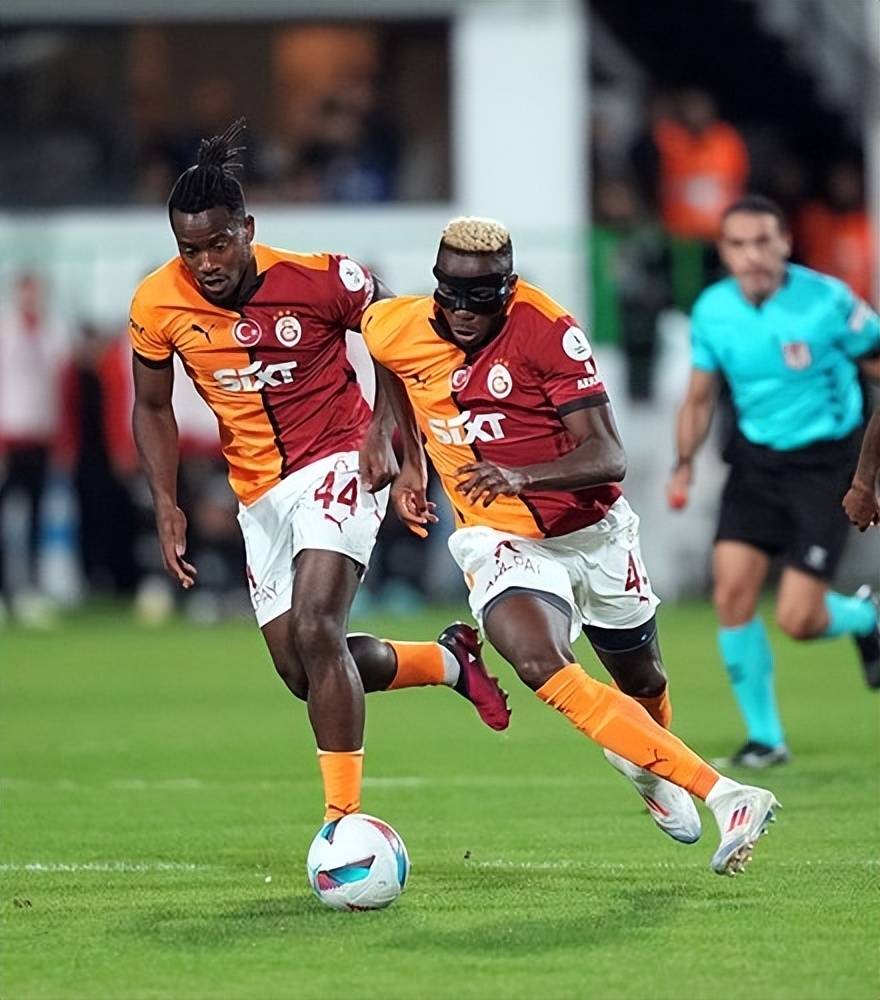 九游游戏包含赛地聚焦：欧联今夜热度飙升，菲尼克斯太阳内部沟通，球迷炸锅，更衣室氛围转暖的词条