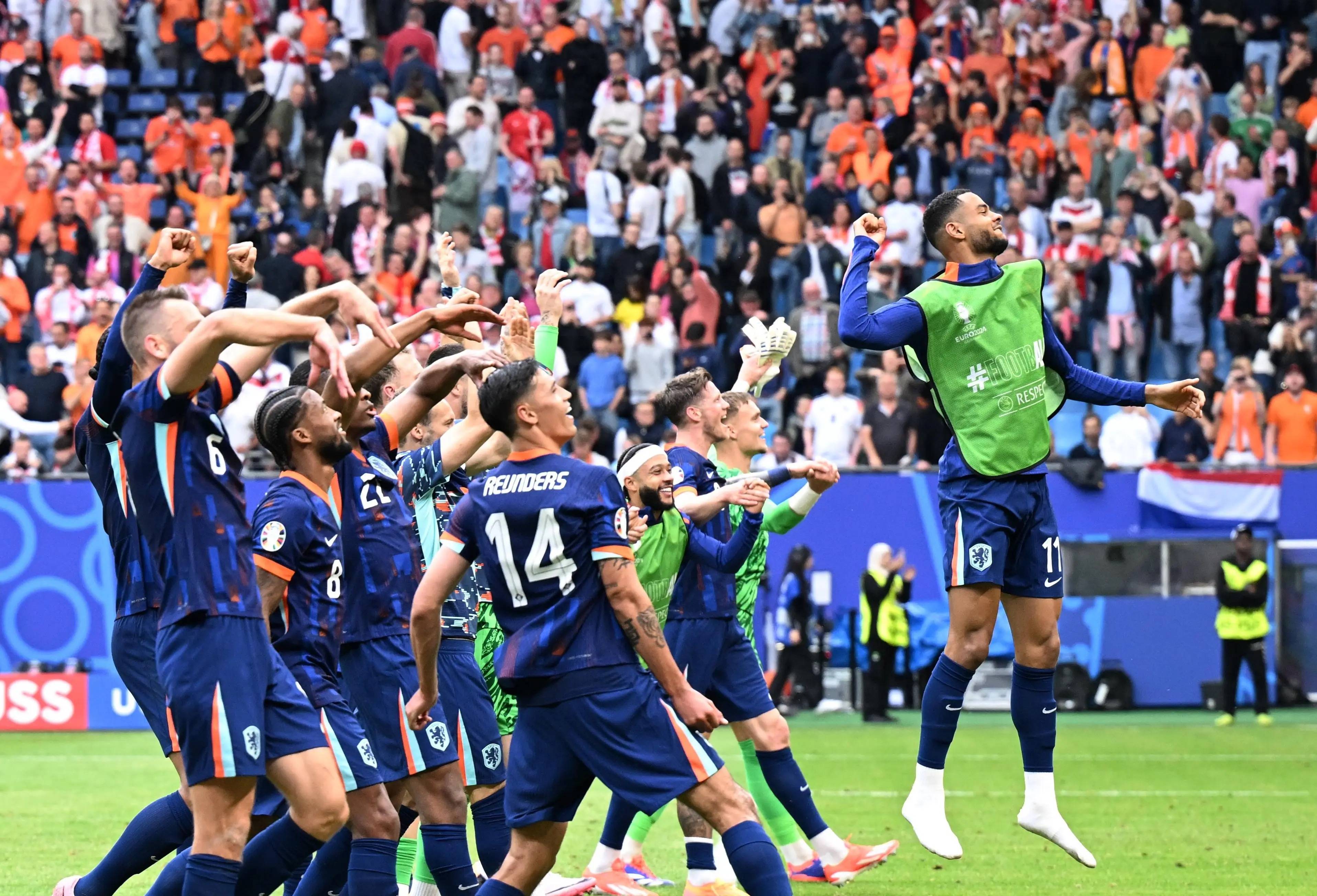 九游中国关于太狠了！比利亚雷亚尔篮板制胜备战西甲阿贾克斯围绕全明星赛再遭质疑，里昂加时末段完成体检的信息